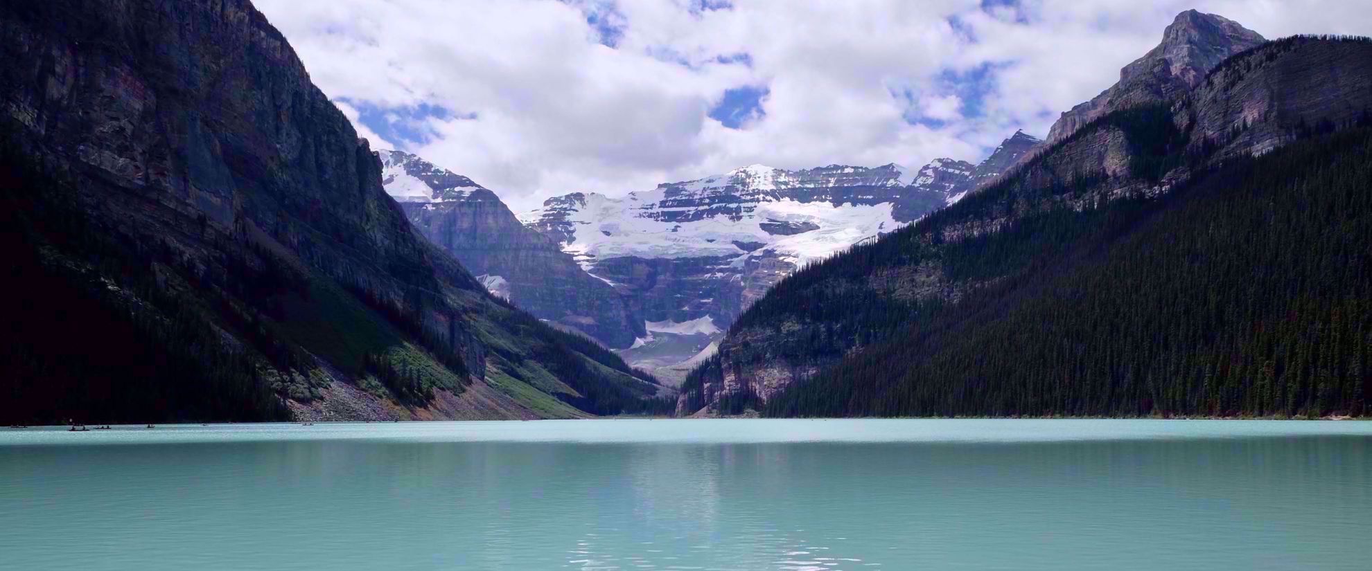 Beautiful turquoise lake in canada surrounded by mountains