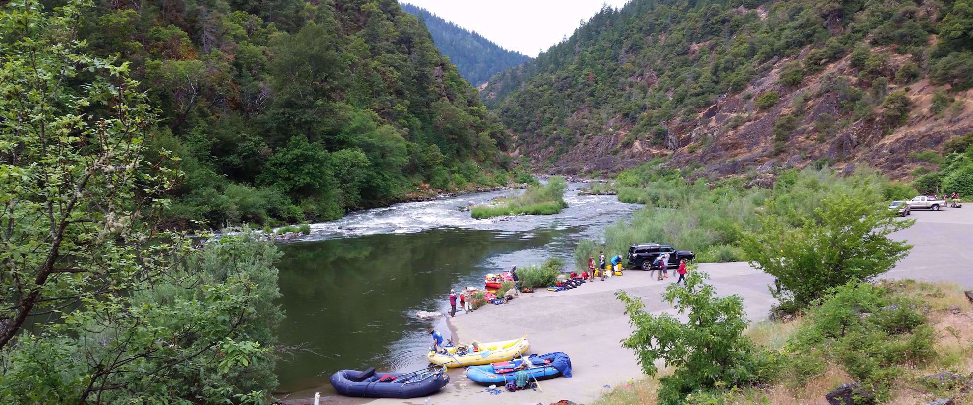 women's group tour preparing to raft rogue river oregon