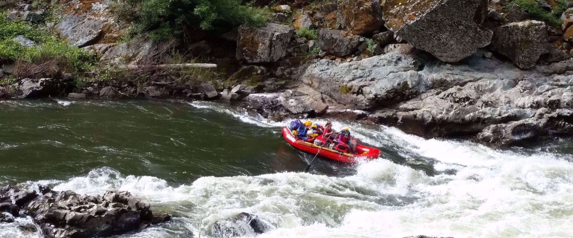 women raft rogue river on travel trip